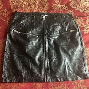 Faux Embossed Leather Zip-Up Skirt. Size: M
